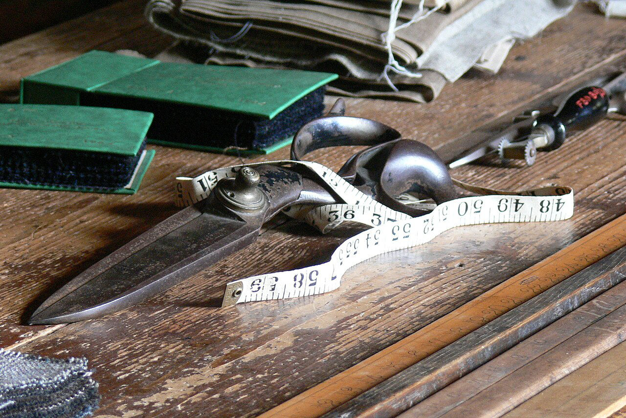 Herramientas de sastre sobre mesa de madera